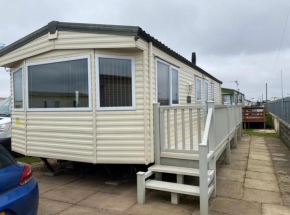 6 berth caravan hire close to Fantasy Island